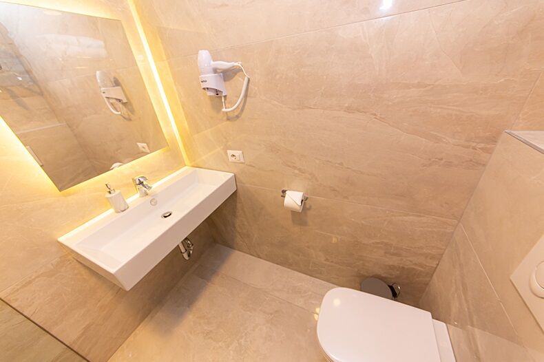 Light Hotel Тирана Екстер'єр фото